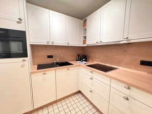 Køleskab, mikrobølgeovn, ovn, kogeplade