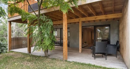 Chic Beach Studio - This chic two bedroom studio apartment nestled between the front and back beachs