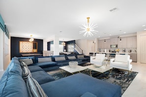 Ferienhaus, Mehrere Betten (SR013V: 9 Bed, Avengers, Frozen, Ping) | Wohnzimmer | Fernseher, Tischfußball, Tischtennisplatte