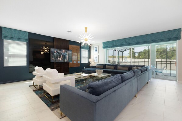 Casa, varias camas (SR013V: 9 Bed, Avengers, Frozen, Ping) | Sala de estar | Televisión, futbolito y tenis de mesa 