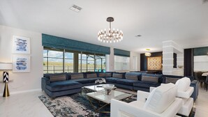 Ferienhaus, Mehrere Betten (SR020V: 8 Bed, Princesses, Lego, Pool) | Wohnzimmer | Fernseher, Tischfußball
