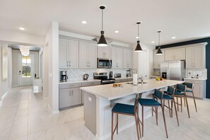 Ferienhaus, Mehrere Betten (SR020V: 8 Bed, Princesses, Lego, Pool) | Eigene Küche | Kühlschrank, Mikrowelle, Ofen, Geschirrspüler