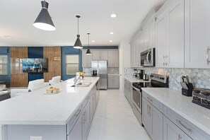 Huis, meerdere bedden (SR021V: 9 Bed, Star Wars, Frozen, Poo) | Privékeuken | Een koelkast, een magnetron, een oven, een vaatwasser