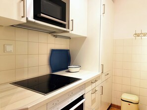 Køleskab, mikrobølgeovn, ovn, kogeplade