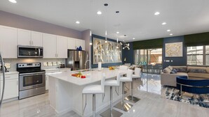 House, Multiple Beds (ST004V: 10 Bed, Frozen, SpongeBob) | Private kitchen