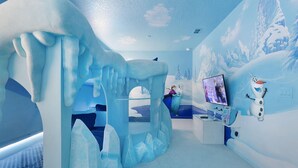 House, Multiple Beds (ST004V: 10 Bed, Frozen, SpongeBob)