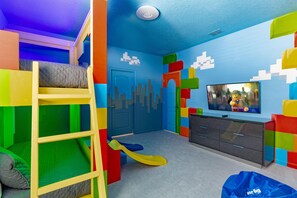 House, Multiple Beds (ST006V: 10 Bed, Star Wars, Lego) | Children’s area