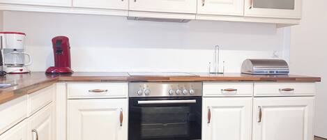 Fridge, oven, stovetop, dishwasher