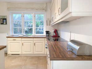 Køleskab, ovn, kogeplade, opvaskemaskine