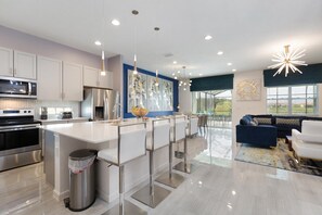 Maison, Plusieurs lits (ST008V: 10 Bed, Pandora, Mickey Mouse) | Cuisine privée | Four à micro-ondes, un four, lave-vaisselle, cafetière-théière