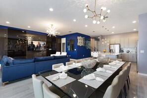 하우스, 침대(여러 개) (ST008V: 10 Bed, Pandora, Mickey Mouse) | 거실 | 평면 TV, 벽난로, 비디오 게임, 푸즈볼