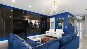 House, Multiple Beds (ST008V: 10 Bed, Pandora, Mickey Mouse) | Living room | Flat-screen TV, fireplace, video games, foosball - St008v: 10 Bed, Pandora, Mickey Mouse (Davenport)