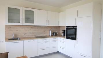 Lavavajillas, cafetera/tetera, tostadora