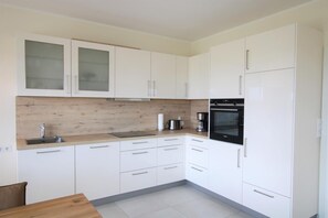 Geschirrspüler, Wasserkocher mit Kaffee-/Teezubehör, Toaster