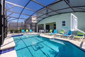 独立别墅, 多张床 (ST011V: 10 Bed, Dinosaurs Fun, Toy Tr) | 泳池 | 室外游泳池，日光浴躺椅