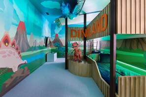 House, Multiple Beds (ST011V: 10 Bed, Dinosaurs Fun, Toy Tr) | 10 bedrooms, WiFi - St011v: 10 Bed, Dinosaurs Fun, Toy Train by Villatel (Davenport)