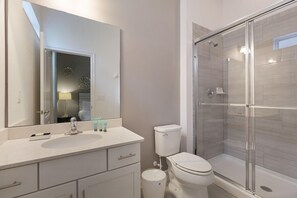 House, Multiple Beds (ST013V: 10 Bed, Princesses, Harry Pot) | Bathroom - St013v: 10 Bed, Princesses, Harry Potter (Davenport)