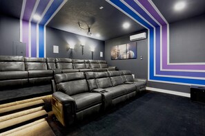 House, Multiple Beds (ST013V: 10 Bed, Princesses, Harry Pot) | Interior - St013v: 10 Bed, Princesses, Harry Potter (Davenport)