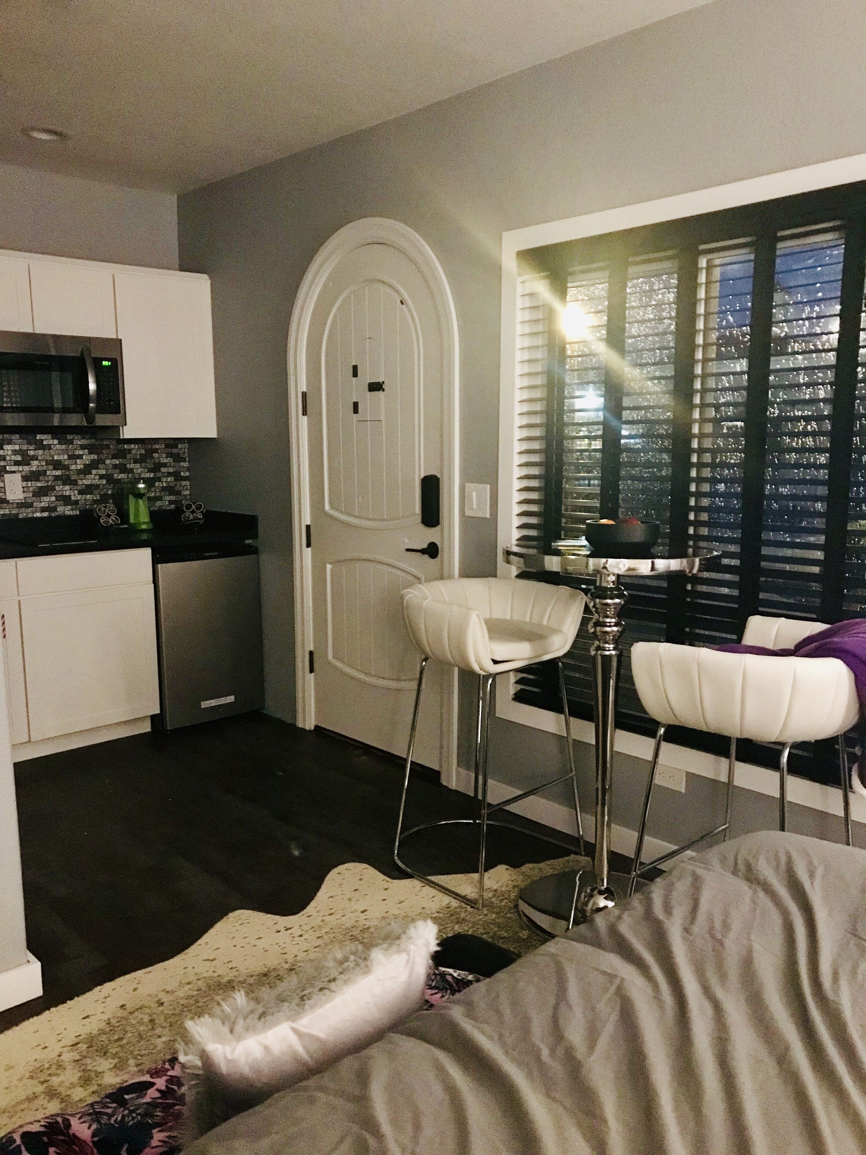 Estudio estándar, 1 cama de matrimonio, no fumadores (Deluxe Studio Queen) | Zona de estar | Televisión de pantalla plana de 65 pulgadas con canales por cable