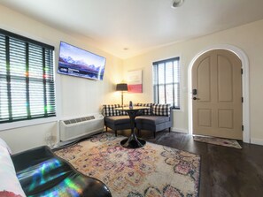 Premium bedding, Tempur-Pedic beds, in-room safe, individually decorated - EO Bungalows – Adults Only (Custer)