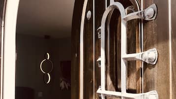 Standard Studio, 1 Queen Bed, Non Smoking (Deluxe Studio Queen) | Premium bedding, Tempur-Pedic beds, in-room safe, individually decorated