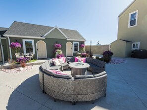 Standard Apartment, 1 Queen Bed, Accessible, Non Smoking (One Bedroom Bungalow) | BBQ/picnic area - EO Bungalows – Adults Only (Custer)