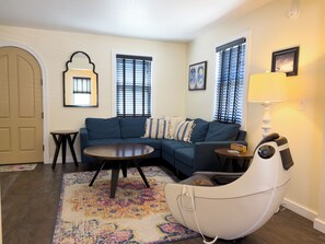 Standard Apartment, 1 Queen Bed, Accessible, Non Smoking (One Bedroom Bungalow) | Living area