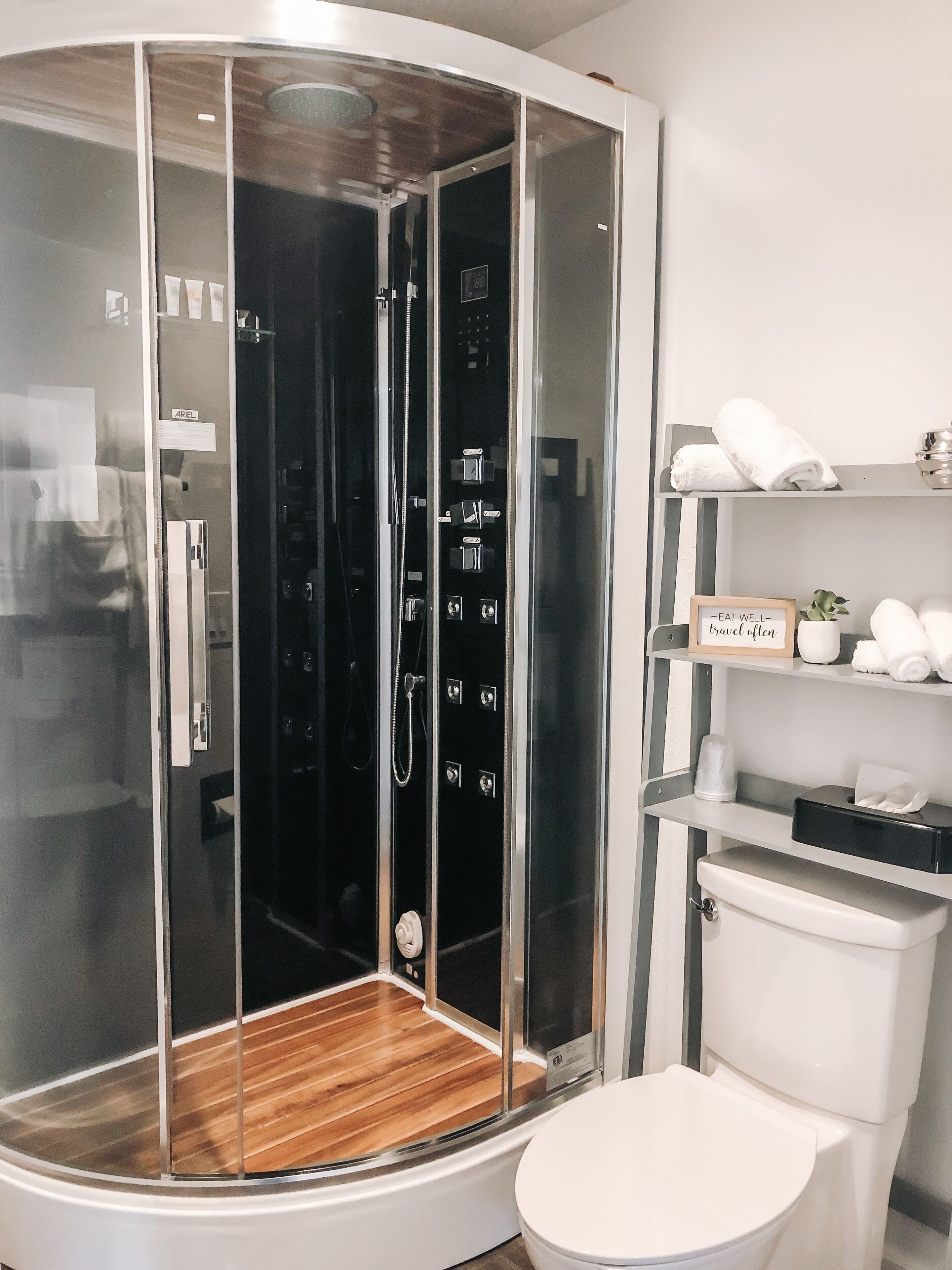 Standard Studio, 1 Queen Bed, Non Smoking (Deluxe Studio Queen) | Bathroom | Shower, hydromassage showerhead, free toiletries, hair dryer