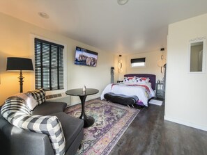 Standard-studio, 1 keskisuuri parisänky, tupakointi kielletty (Deluxe Studio Queen) | Ylelliset vuodevaatteet, Tempur Pedic -patjalliset sängyt