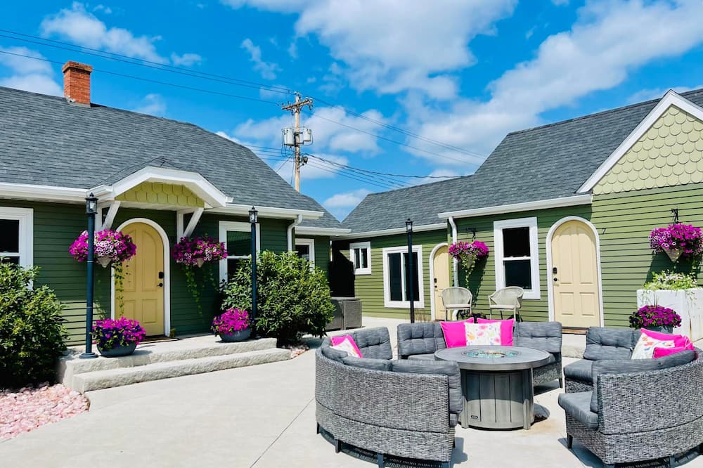 EO Bungalows – Adults Only