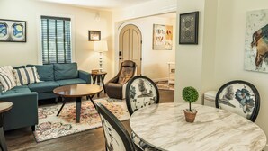 スタンダード アパートメント クイーンベッド 1 台 バリアフリー 禁煙 (One Bedroom Bungalow) | リビング エリア | 65 インチの薄型テレビ (ケーブル放送視聴可)、テレビ