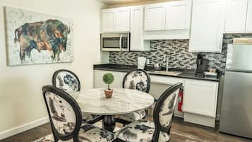 Appartement Standard, 1 grand lit, non-fumeur (One Bedroom Bungalow) | Cuisine privée | Mini-réfrigérateur, four à micro-ondes, surface de cuisson
