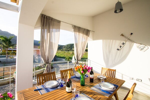 Outdoor dining - Flower house - Charming cottage 500 meters from the beach (Tertenia)