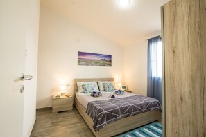 2 bedrooms, iron/ironing board, WiFi, bed sheets