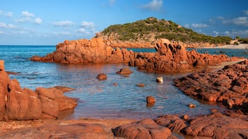 Sulla spiaggia, lettini da mare