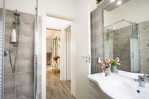 Shower, hair dryer, bidet, towels