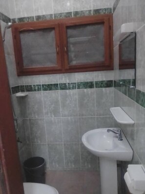 Comfort Studio | Bathroom | Shower, rainfall showerhead, towels, soap - Résidences appartements meublés JC (Abomey-Calavi)