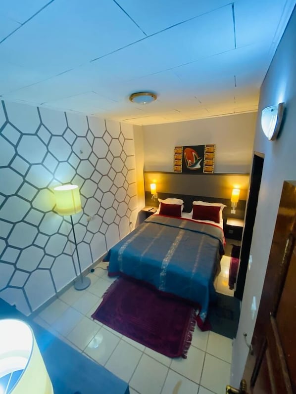 Escritorio, cortinas blackout y tabla de planchar con plancha