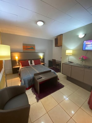 Escritorio, cortinas blackout y tabla de planchar con plancha