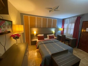 Escritorio, cortinas blackout y tabla de planchar con plancha