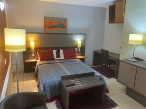 Comfort-huone, järvinäköala | Työpöytä, pimennysverhot, silitysrauta/-lauta, lisävuoteet