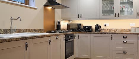 Ovn, opvaskemaskine, højstol, fryser