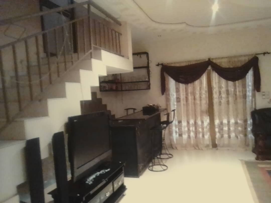 아파트, 침실 2개 | 거실 공간 | 케이블 채널 시청이 가능한 32인치 평면 TV, TV