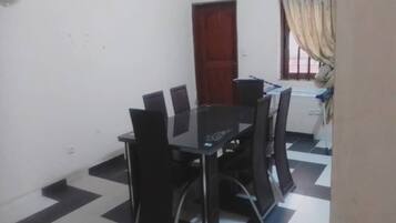 Apartemen, 2 kamar tidur | Makan di kamar