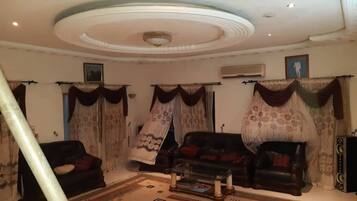 Apartemen, 2 kamar tidur | Area keluarga | Televisi layar datar 32-inci dengan saluran TV kabel dan TV