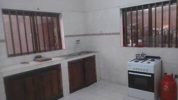 Apartemen, 2 kamar tidur | Dapur pribadi | Lemari es besar, microwave, kompor, dan peralatan masak/sendok-piring