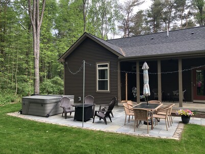 Naples Valley Getaway! Private home with hot tub and air conditioning