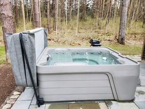 Outdoor spa tub - Naples Valley Getaway-Private home with hot tub.   (Naples)