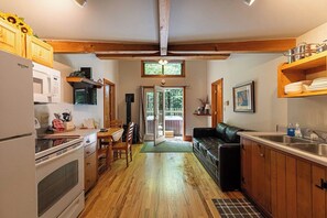 Kylskåp, mikrovågsugn, ugn och spishäll