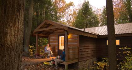 Whirlpool in den Baumkronen mit Timber Framed 2-Zimmer-Hütte im Wald versteckt
